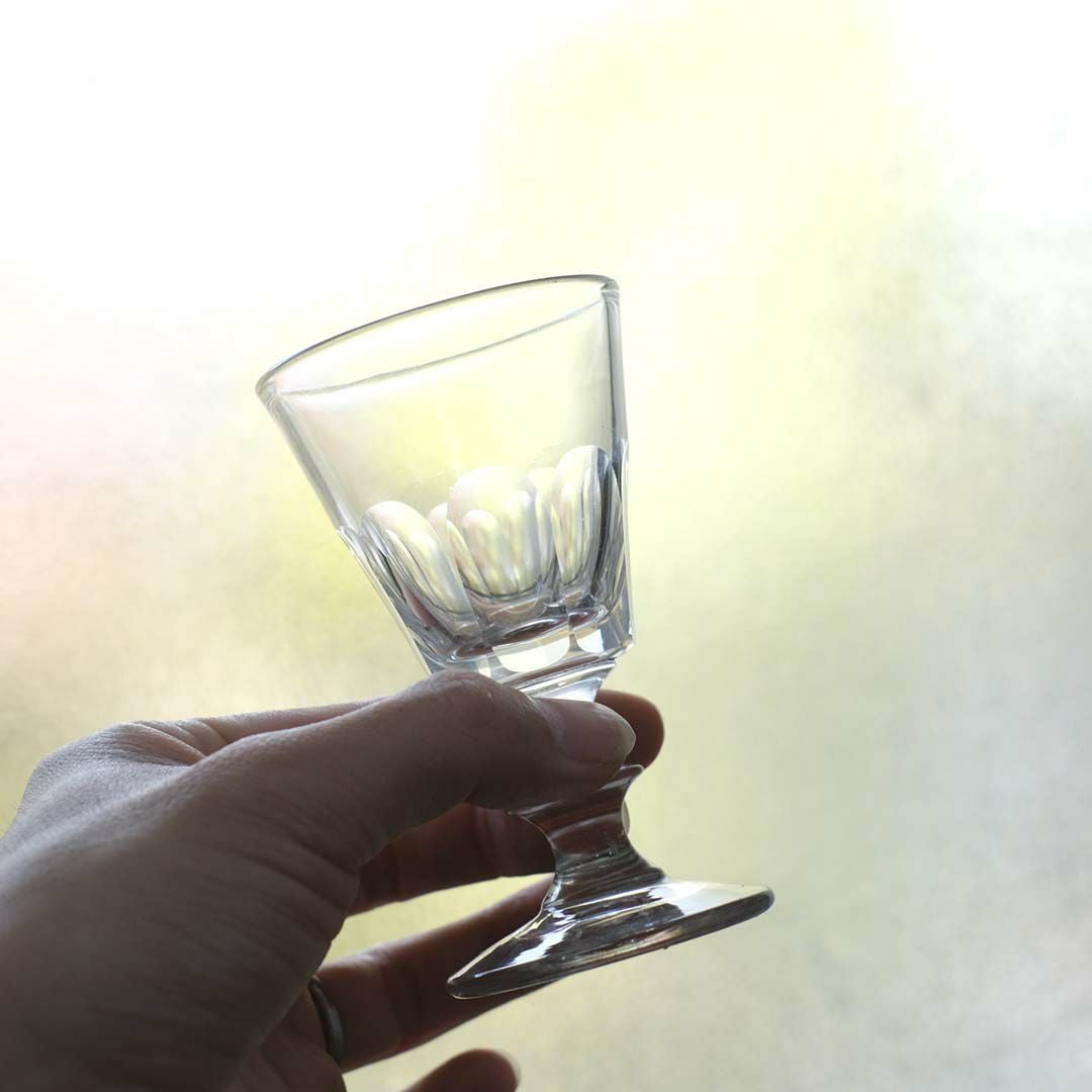 サン・ルイ Caton カットクリスタルグラス フランスアンティーク 上部カットデザインが際立つアングル