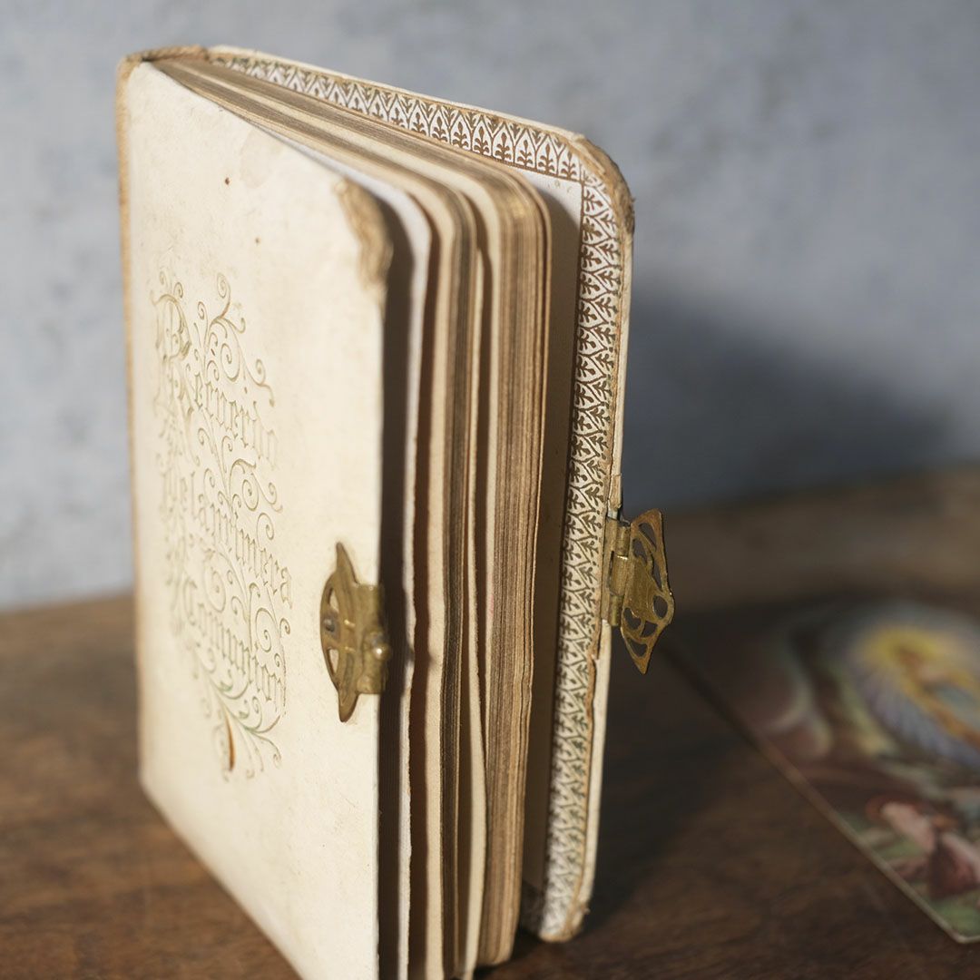 アンティーク祈祷書 花とモノグラム フランス アイボリー3