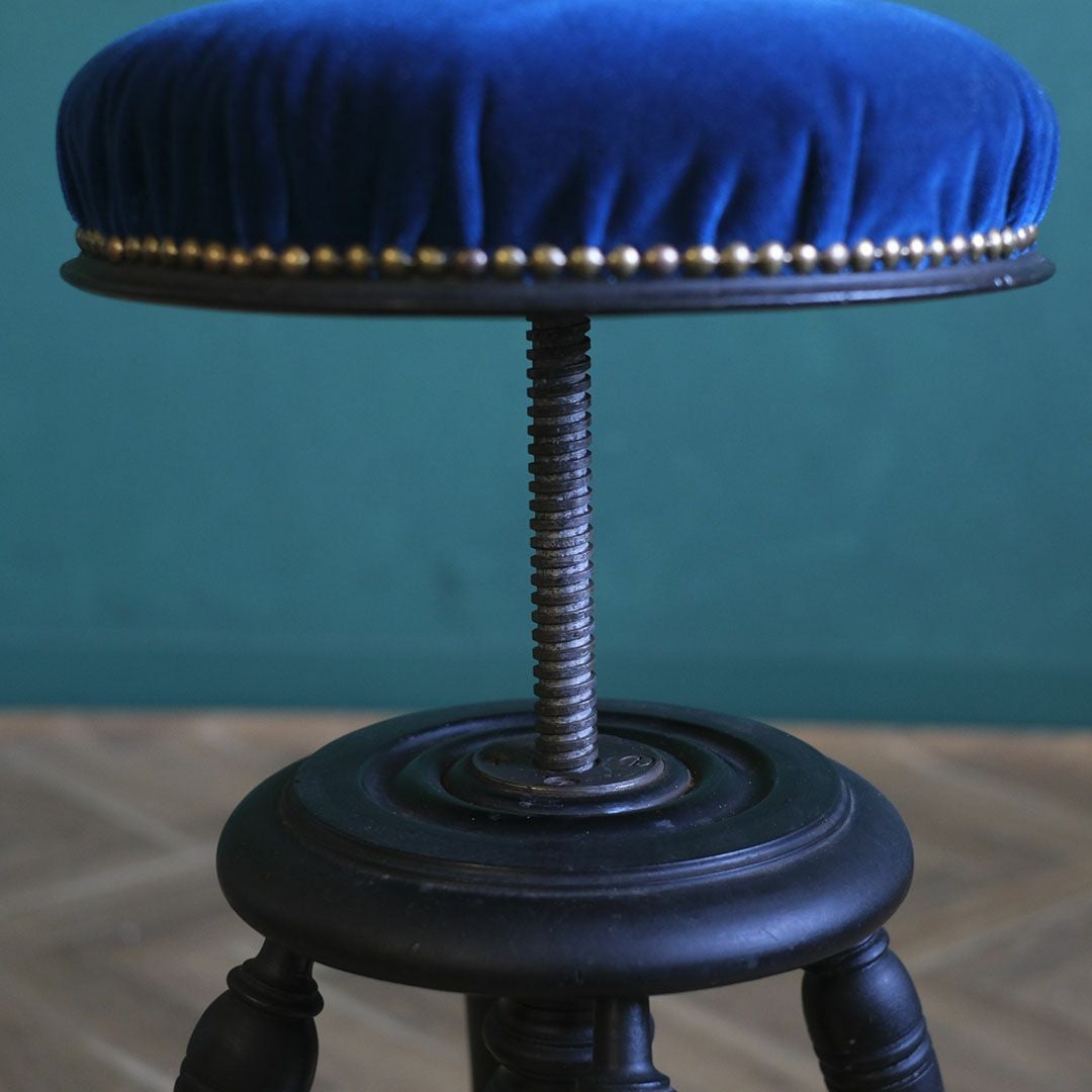 4本脚のクラシカルなフランススツール