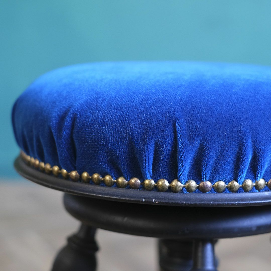 鋲打ち装飾が美しいアンティークスツール