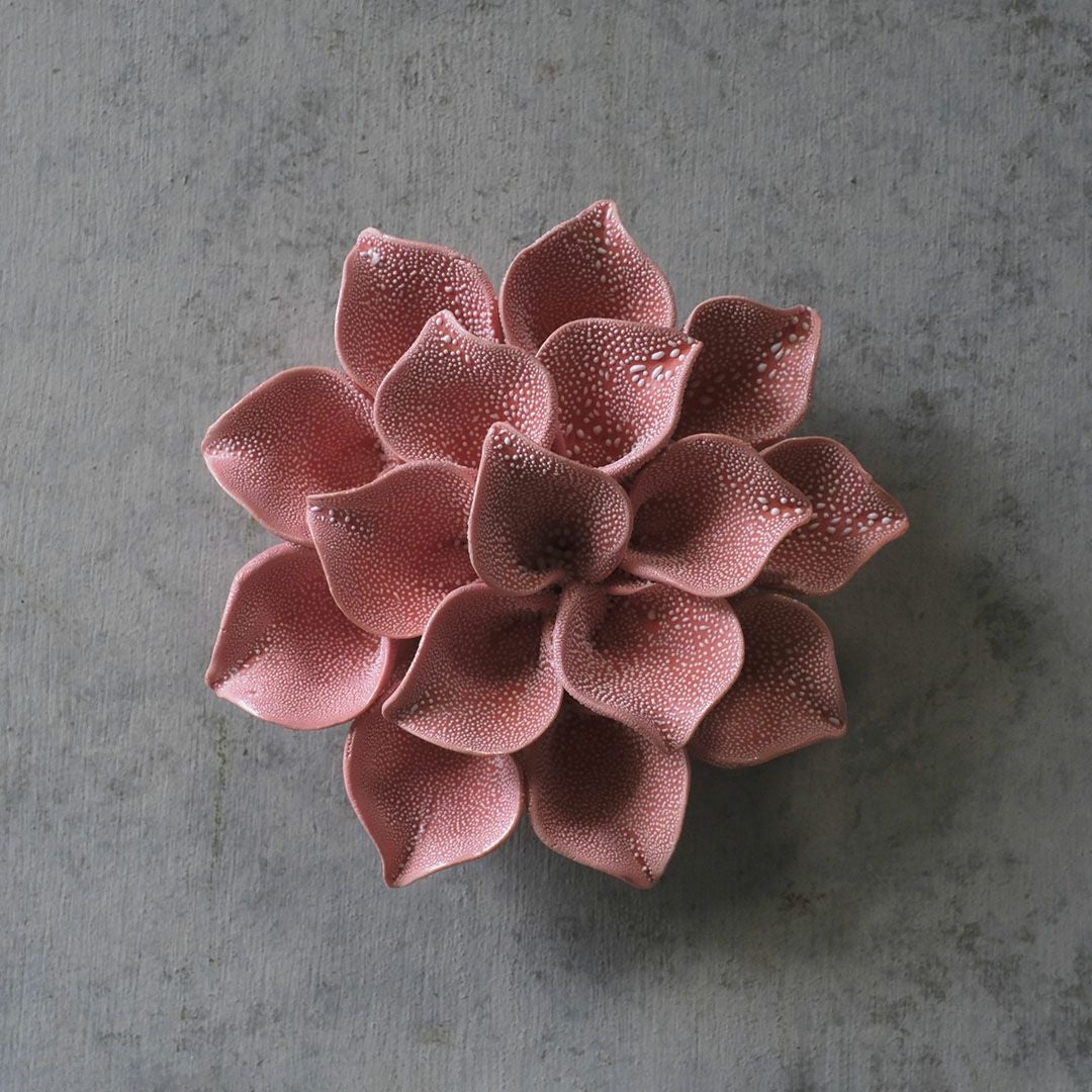 壁に掛けられたABYSSALピンクの花の上から見た造形ディテール