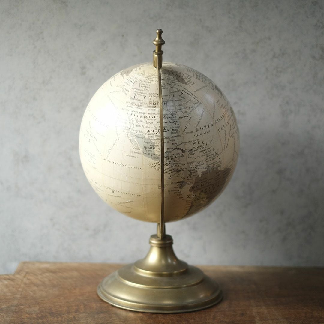 大型ヴィンテージ地球儀 斜め横から 真鍮色メリディアンと球体のバランス
