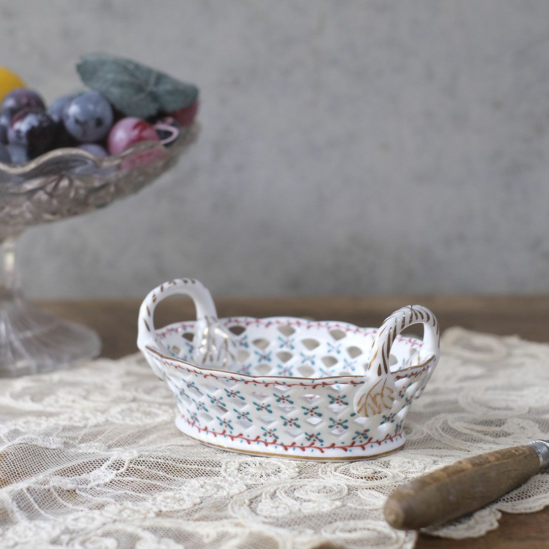 ヴィンテージ 透かしレースのバスケット皿 フラワー絵付け 金彩アクセント1