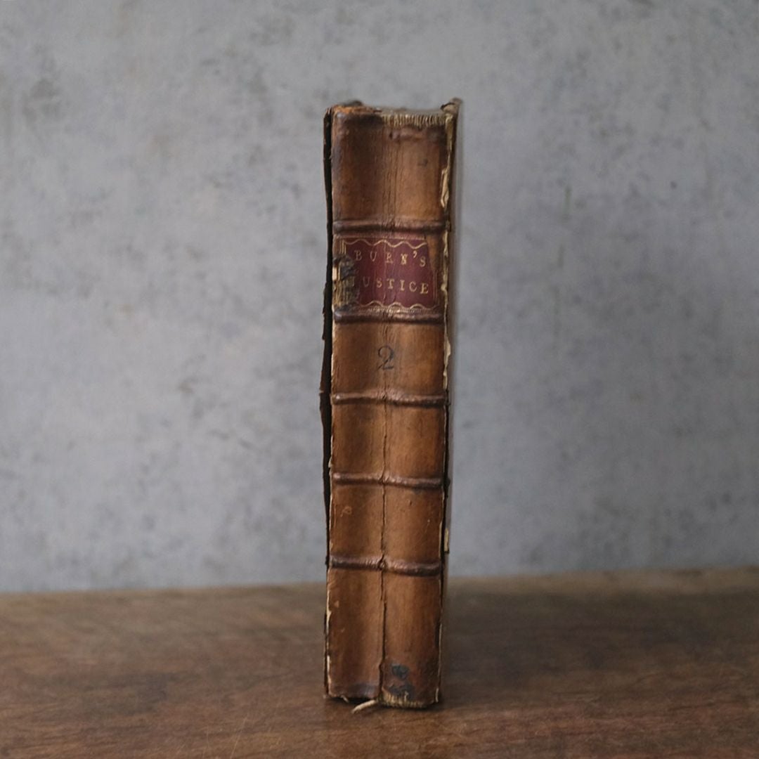 アンティークブック 革製の本1