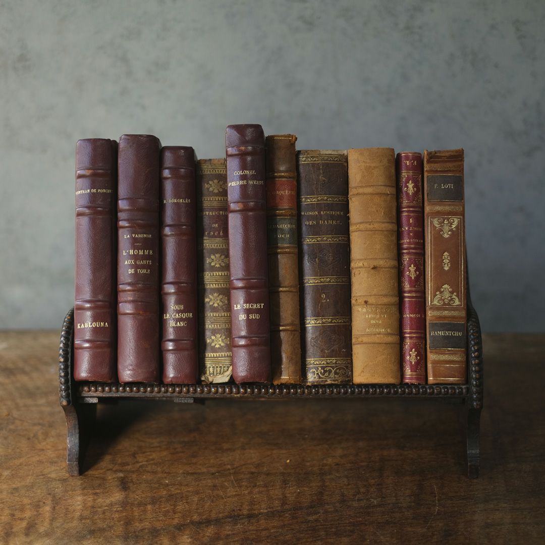 本が並べられたアンティークブックスタンド 本棚 スライド可変式 イギリス