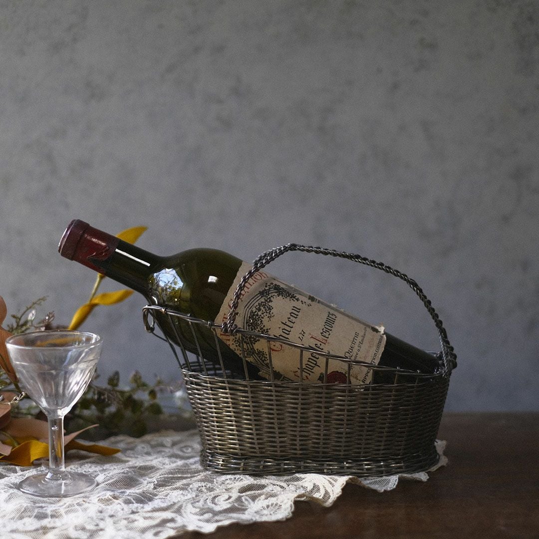 ワインが入ったアンティーク 銀線細工ワインパニエ フランス シルバープレート製のワインボトルホルダー