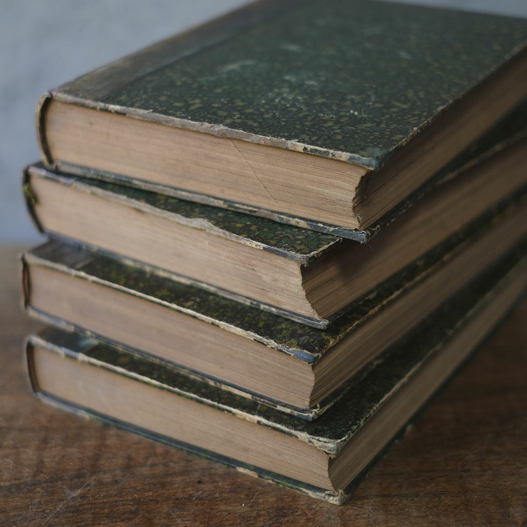 重なったアンティークブック 革張りの古書 フランス