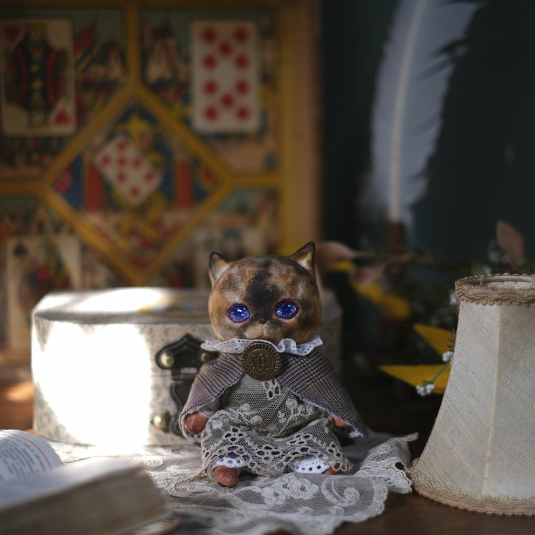 サビ猫のハンドメイドドール 正面。青い瞳とアンティークレースのドレスを纏った一点物の猫の人形