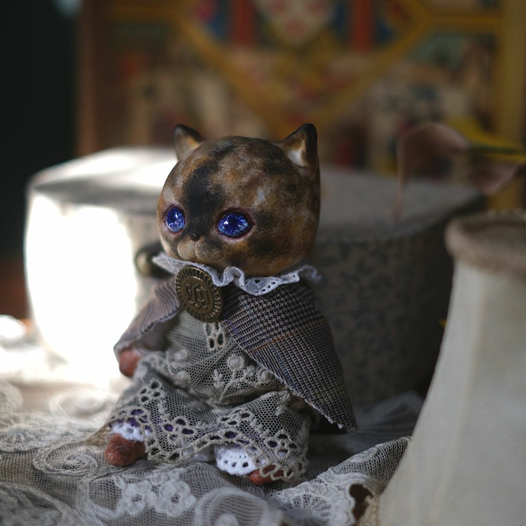 青い瞳とアンティークレースのドレスを纏った一点物の猫の人形