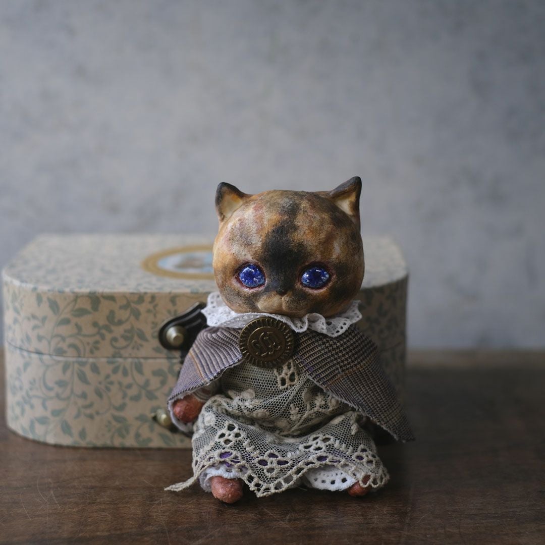 サビ猫ドールと専用のアンティーク調ギフトボックス。贈り物にも最適なオリジナル箱付き