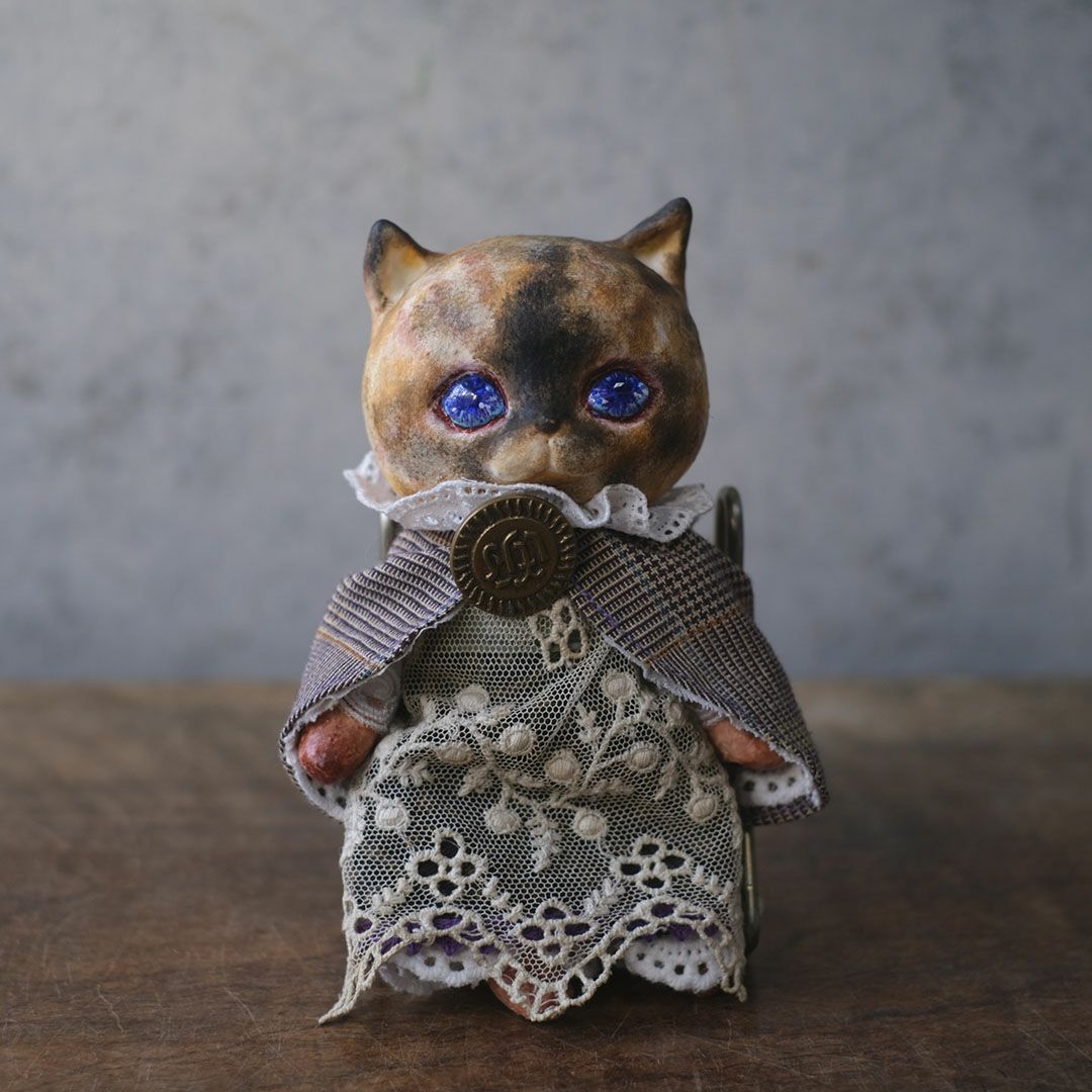 奏ちよこ作品の特徴である「時間の跡」を表現したサビ猫の塗装テクスチャ。アンティーク風の風合い