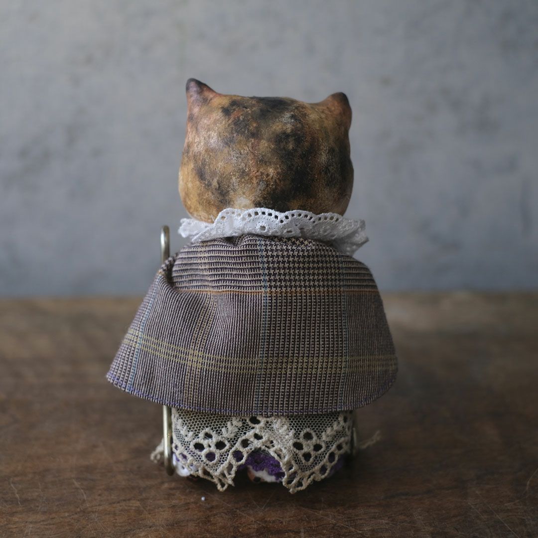 サビ猫ドールの後ろ姿。360度どこから見ても美しい、丁寧な仕立てのチェックケープとレースのレイヤード