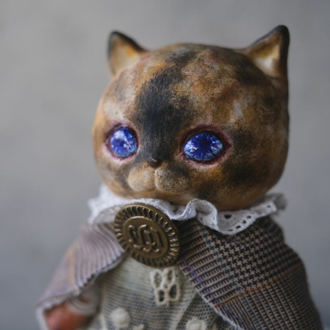 ビ猫ドールのアップ。透明感のあるブルーの瞳と、絵本のような繊細な手彩色が特徴の表情