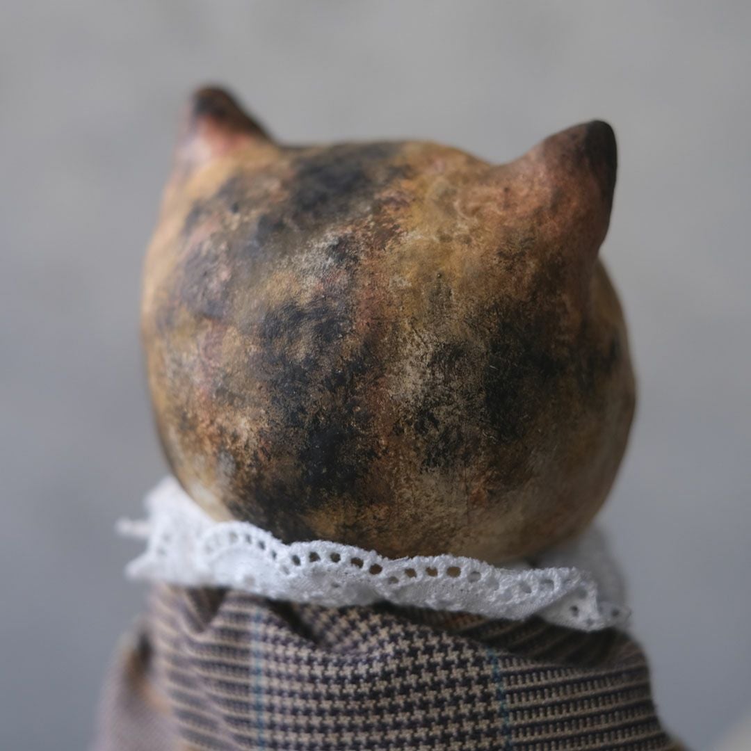 レースの裾から覗く小さな足。一点物ならではの細かな筆致が確認できるクローズアップ画像