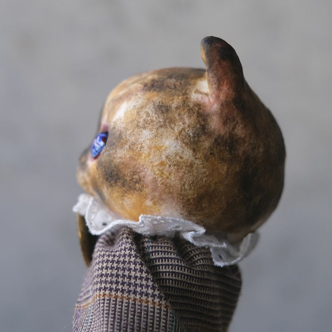 サビ猫ドールの横顔シルエット。立体的な造形と、首元のフリルレースが際立つノスタルジックな佇まい