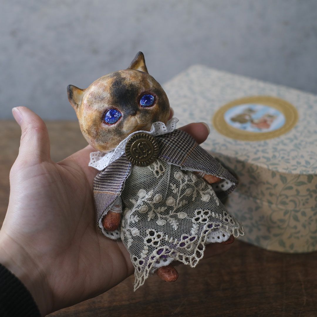 手のひらサイズの猫ドール。奏ちよこ作、持ち歩きやインテリアに馴染むコンパクトなハンドメイド作品