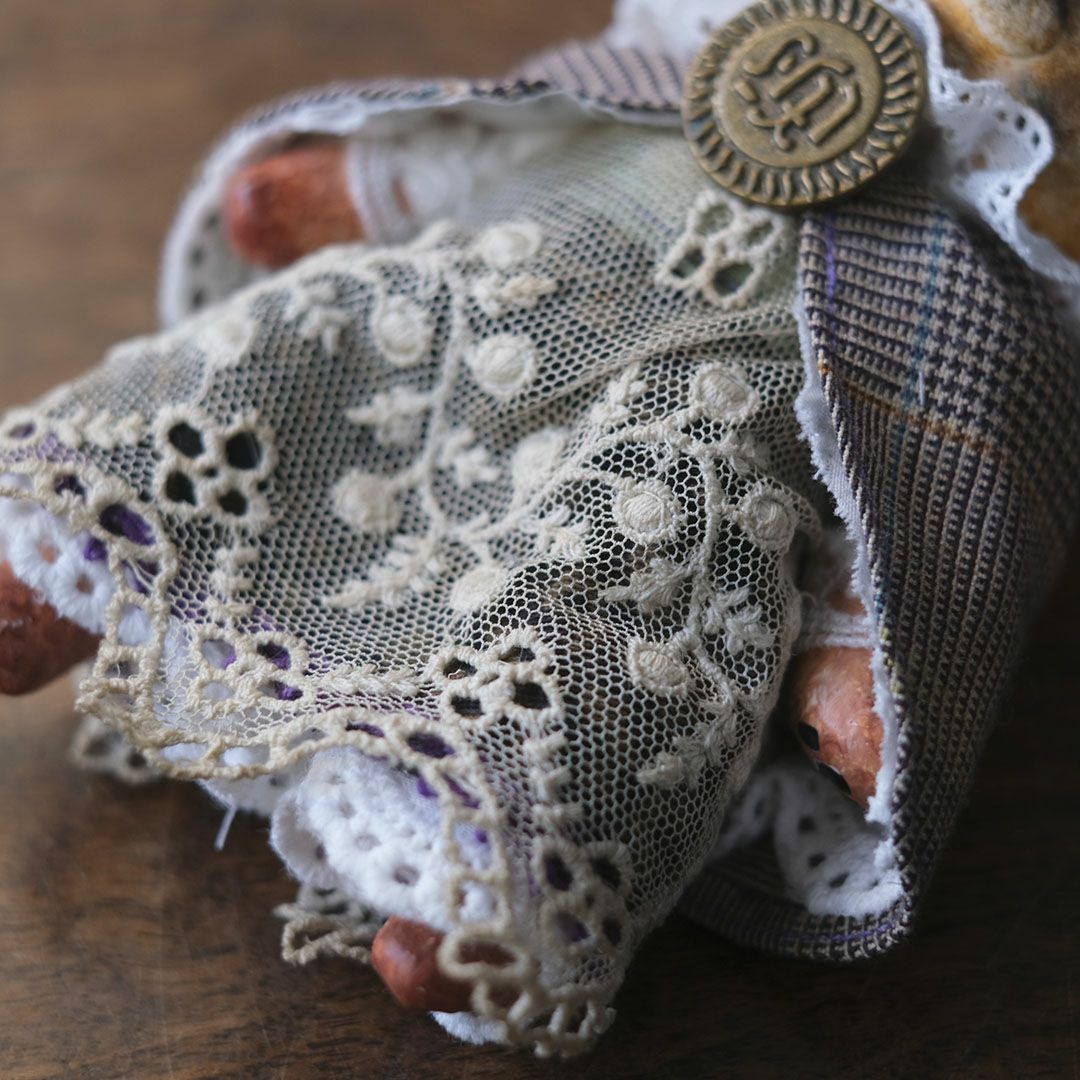 衣装ディテール。チェック柄ケープと希少なアンティークレースを贅沢に使用したドールドレスの質感