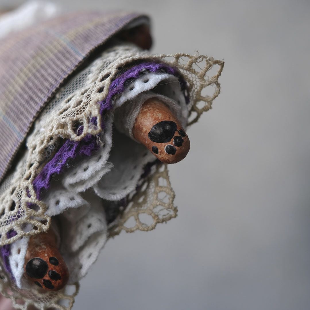 サビ猫ドールの足裏。手描きされた肉球デザイン。細部までこだわり抜かれたハンドメイドの証