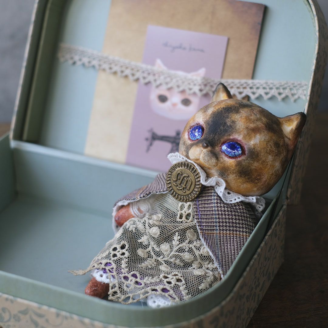 サビ猫ドールと専用のアンティーク調ボックス
