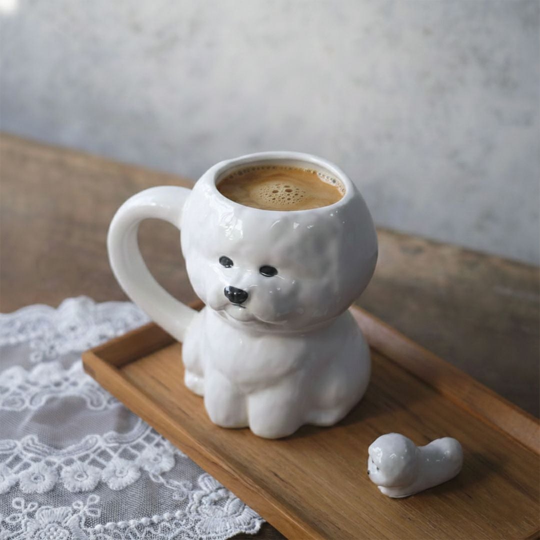 ビション・フリーゼのマグカップに注がれたホットコーヒー