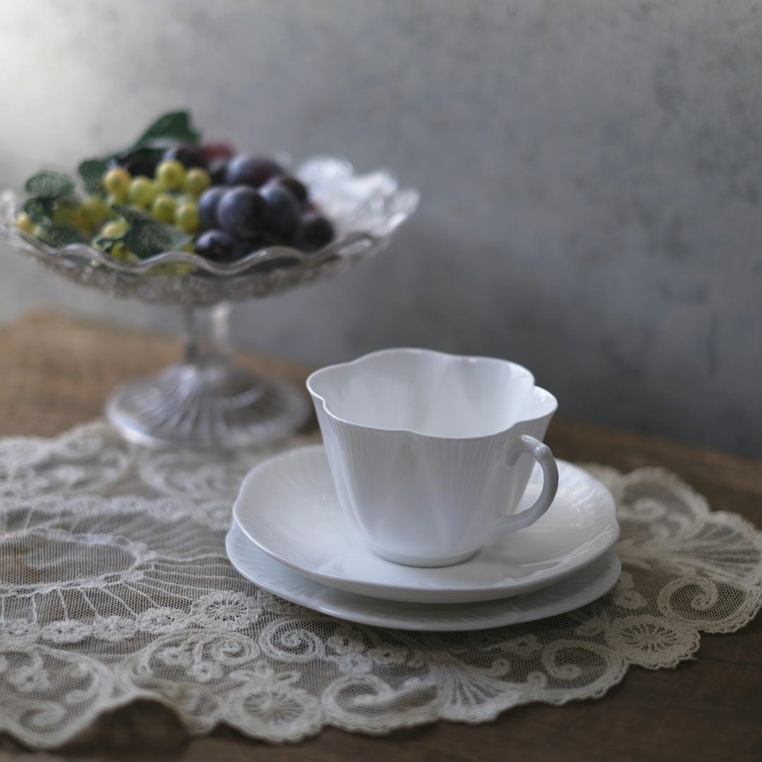 ヴィンテージティーカップトリオ SEHLLY シェリーDAINTY WHITE 白色の優美 イギリス