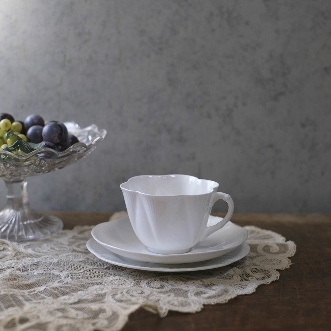 ヴィンテージティーカップトリオ SEHLLY シェリーDAINTY WHITE 白色の優美 イギリス1
