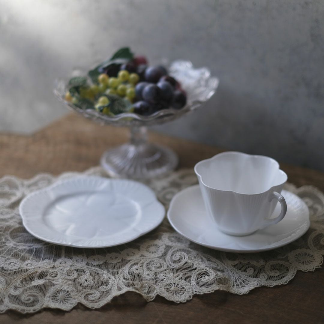 ヴィンテージティーカップトリオ SEHLLY シェリーDAINTY WHITE 白色の優美 イギリス2