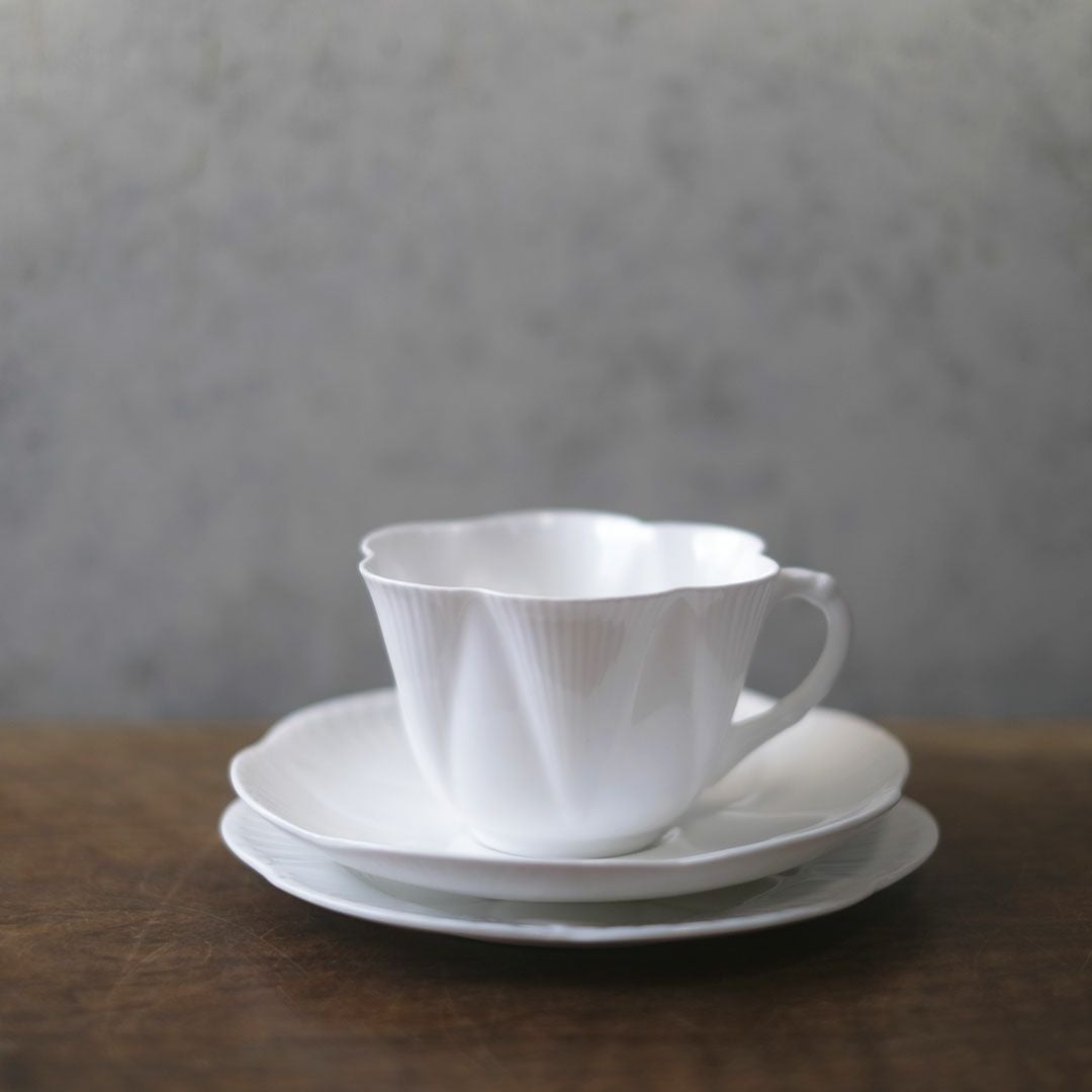 ヴィンテージティーカップトリオ SEHLLY シェリーDAINTY WHITE 白色の優美 イギリス3