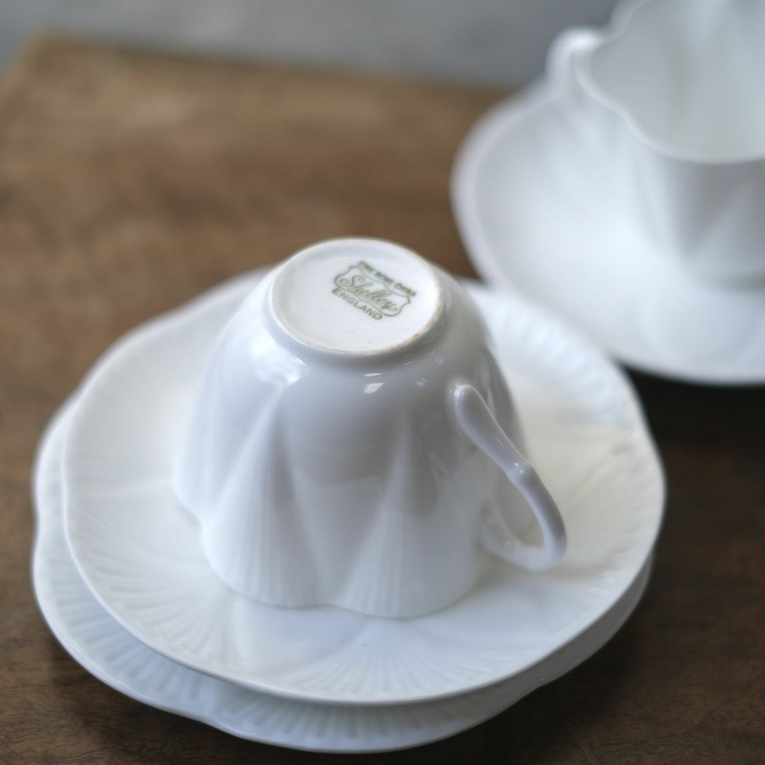 ヴィンテージティーカップトリオ SEHLLY シェリーDAINTY WHITE 白色の優美 イギリス4