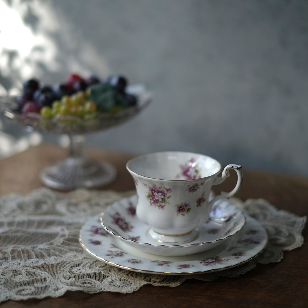 ヴィンテージティーカップトリオ Royal Albert Sweet Violets ヴィンテージティーカップトリオ Royal Albert Sweet Violets
