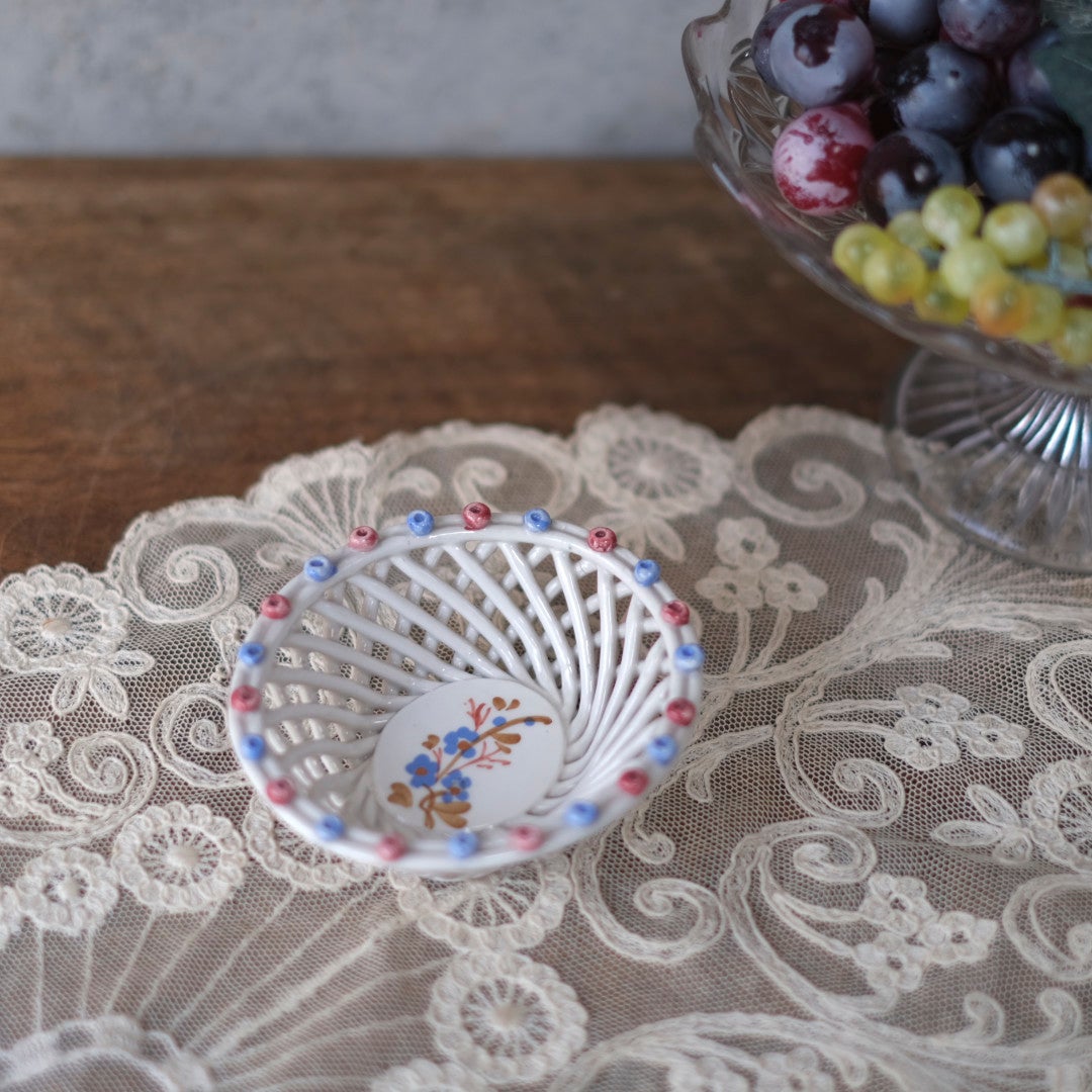 ヴィンテージ 小さな陶器のバスケット 白磁 透かし編み 花絵付け 小物入れ イタリア