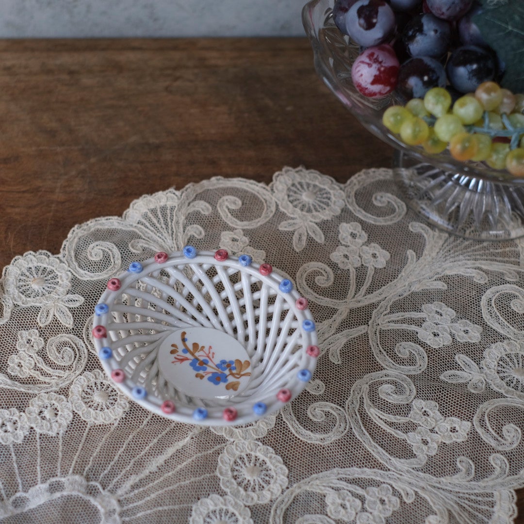ヴィンテージ 小さな陶器のバスケット 白磁 透かし編み 花絵付け 小物入れ イタリア1
