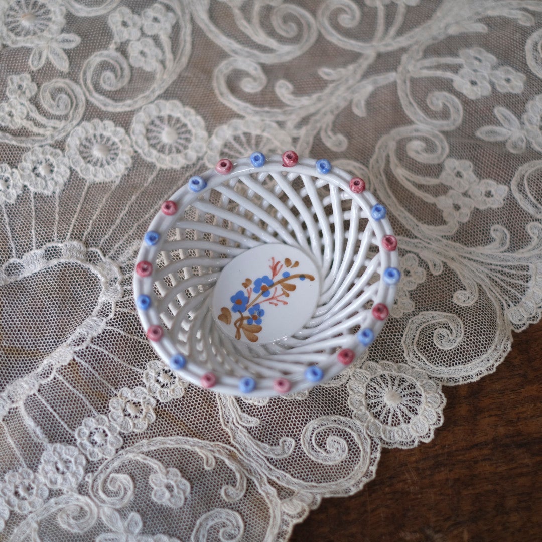 ヴィンテージ 小さな陶器のバスケット 白磁 透かし編み 花絵付け 小物入れ イタリア2