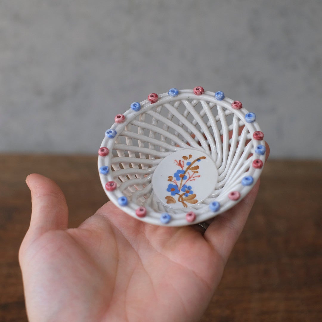 ヴィンテージ 小さな陶器のバスケット 白磁 透かし編み 花絵付け 小物入れ イタリア3