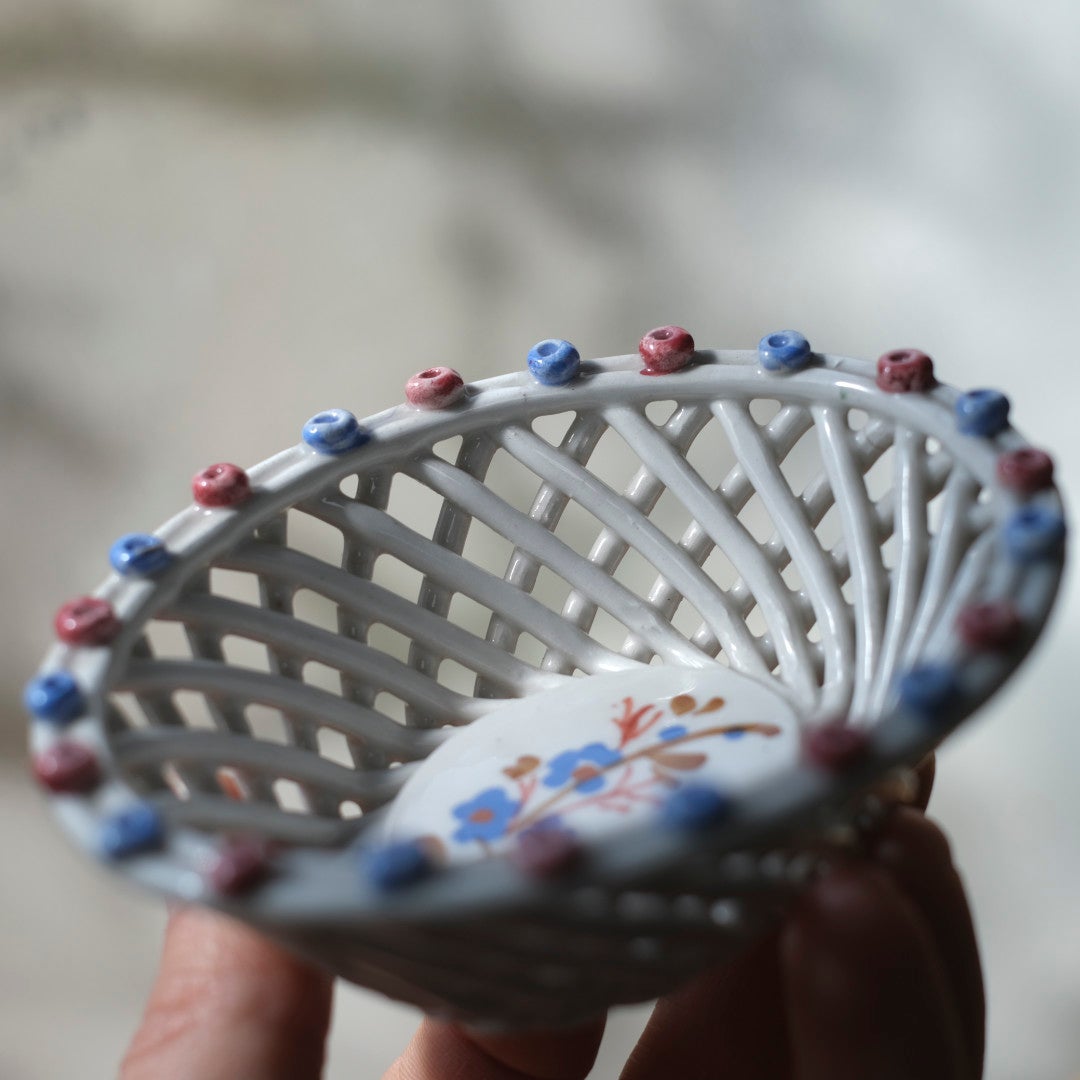 ヴィンテージ 小さな陶器のバスケット 白磁 透かし編み 花絵付け 小物入れ イタリア4