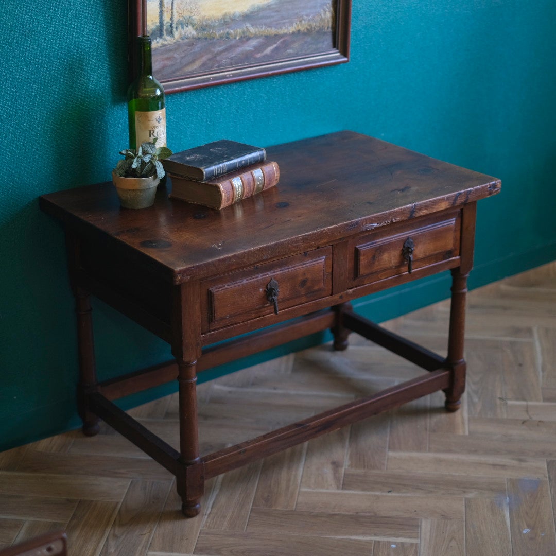 床に置かれたローテーブルを斜め前から撮影した全体写真。重厚な佇まいが伝わる