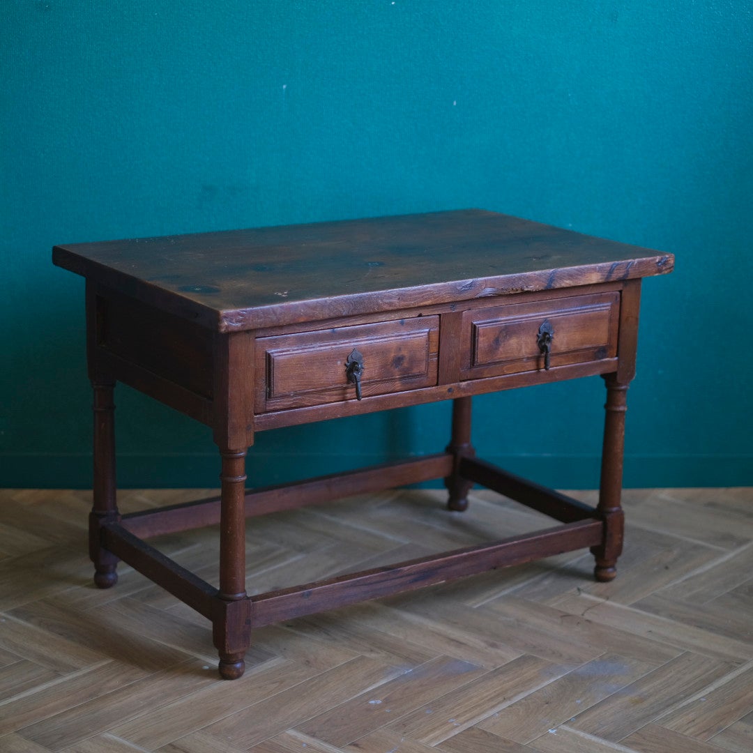 オーク材のアンティーク調ローテーブルの全体写真