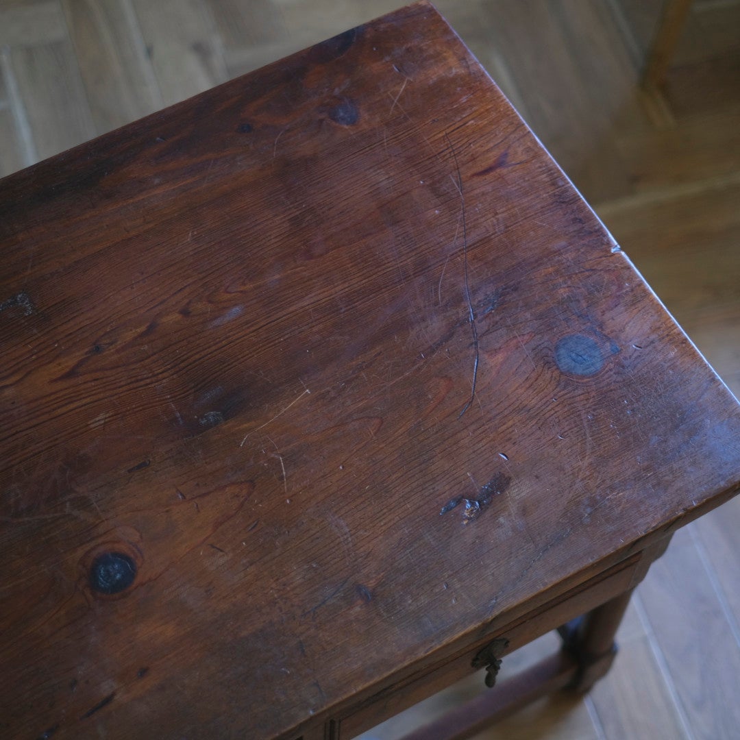 ローテーブルの天板のクローズアップ写真。オーク材の美しい木目が確認できる