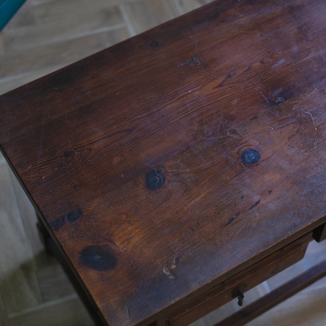 天板の別のクローズアップ写真。木肌の質感と色がよくわかる。