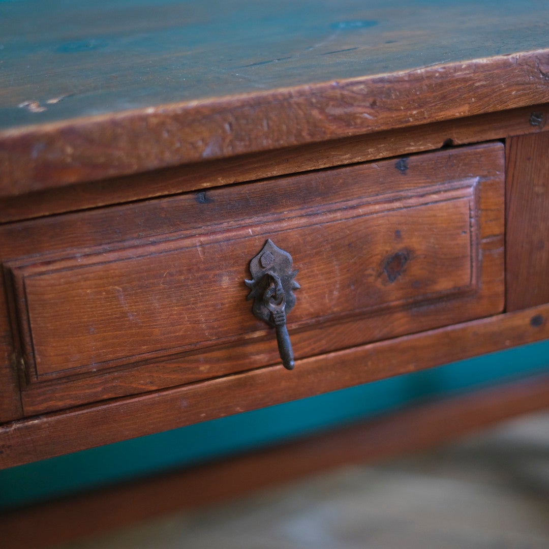 天板の表面のクローズアップ写真。アンティーク家具特有の小さな傷や擦れが見られる。