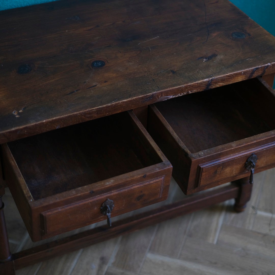 引き出しを少し開けた状態の正面からのアップ写真。