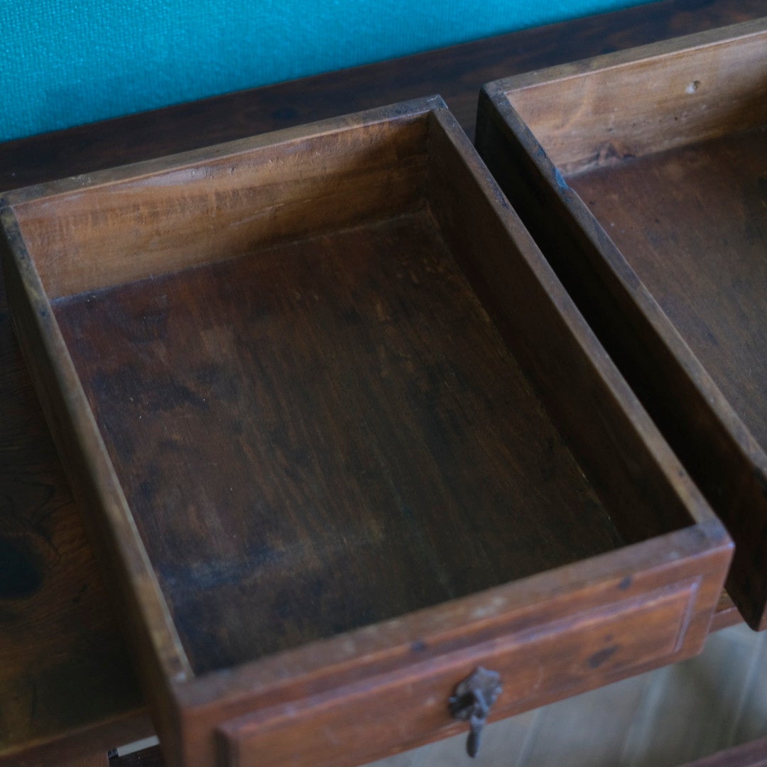 2杯の引き出しを完全に引き出した状態の写真。引き出しの内部の造りが確認できる。