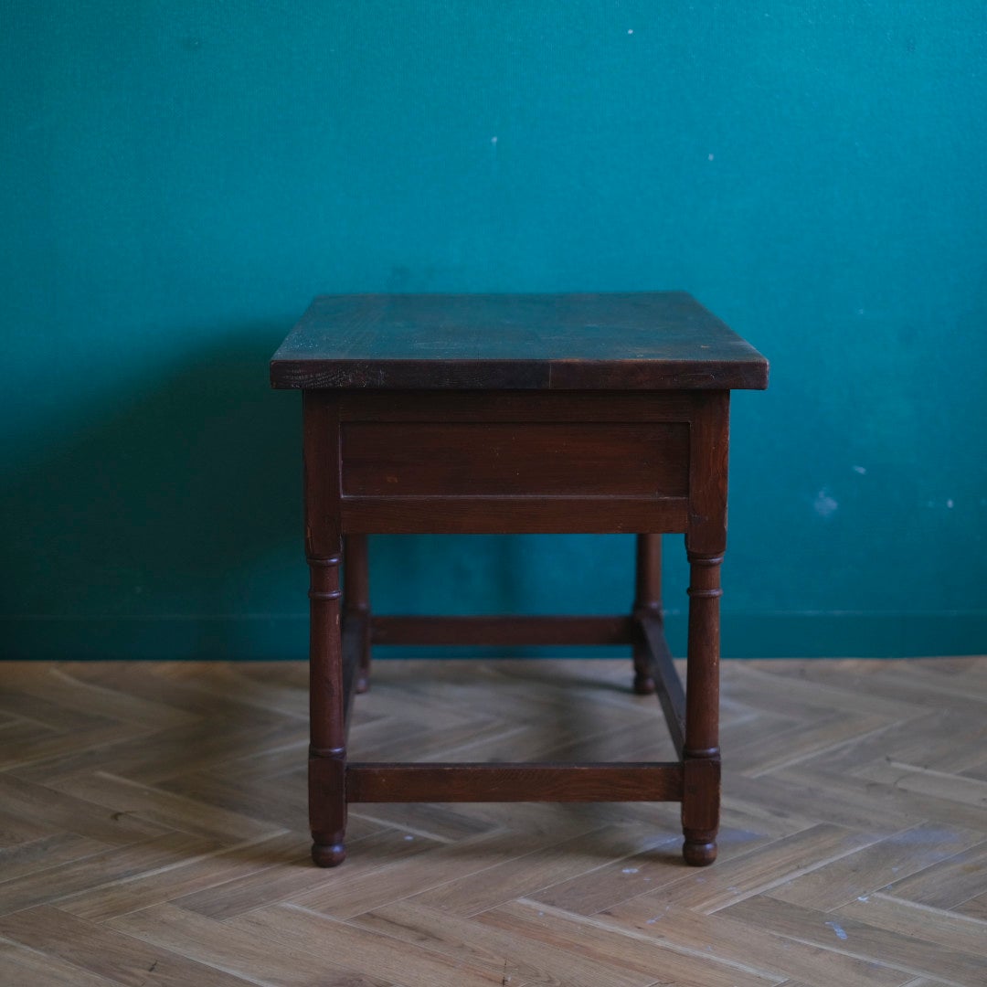 天板の表面のクローズアップ写真。アンティーク家具特有の小さな傷や擦れが見られる。