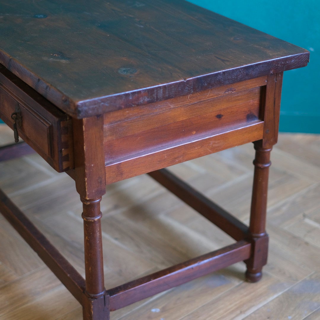 ローテーブルの脚部のクローズアップ写真。シンプルで頑丈な造り