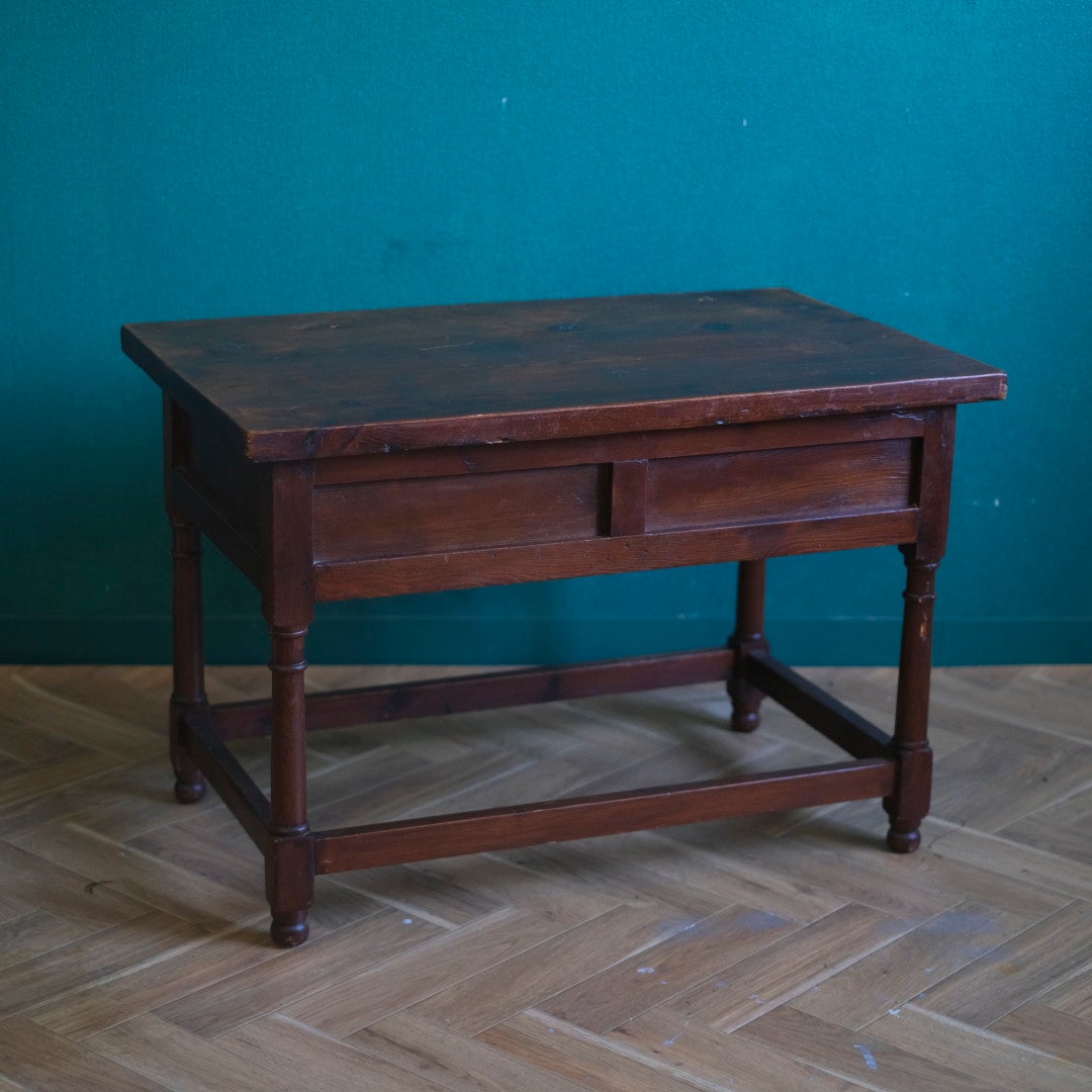 床に置かれたローテーブルを斜め前から撮影した全体写真。重厚な佇まいが伝わる