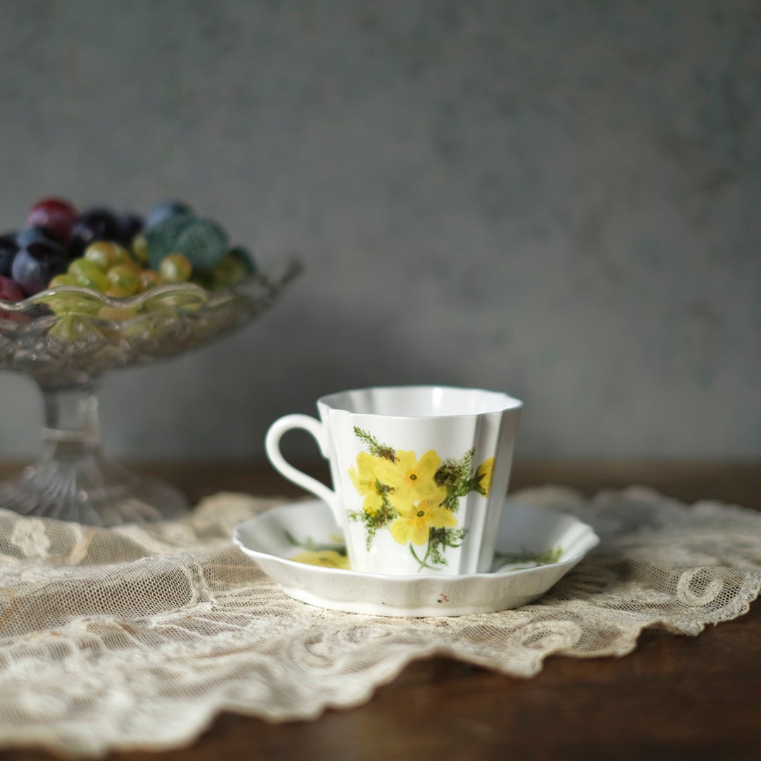 ウェッジウッド ヴィンテージ イエローワイルドフラワー柄 カップ＆ソーサー 全体像 レース生地の上に置かれたスタイリング
