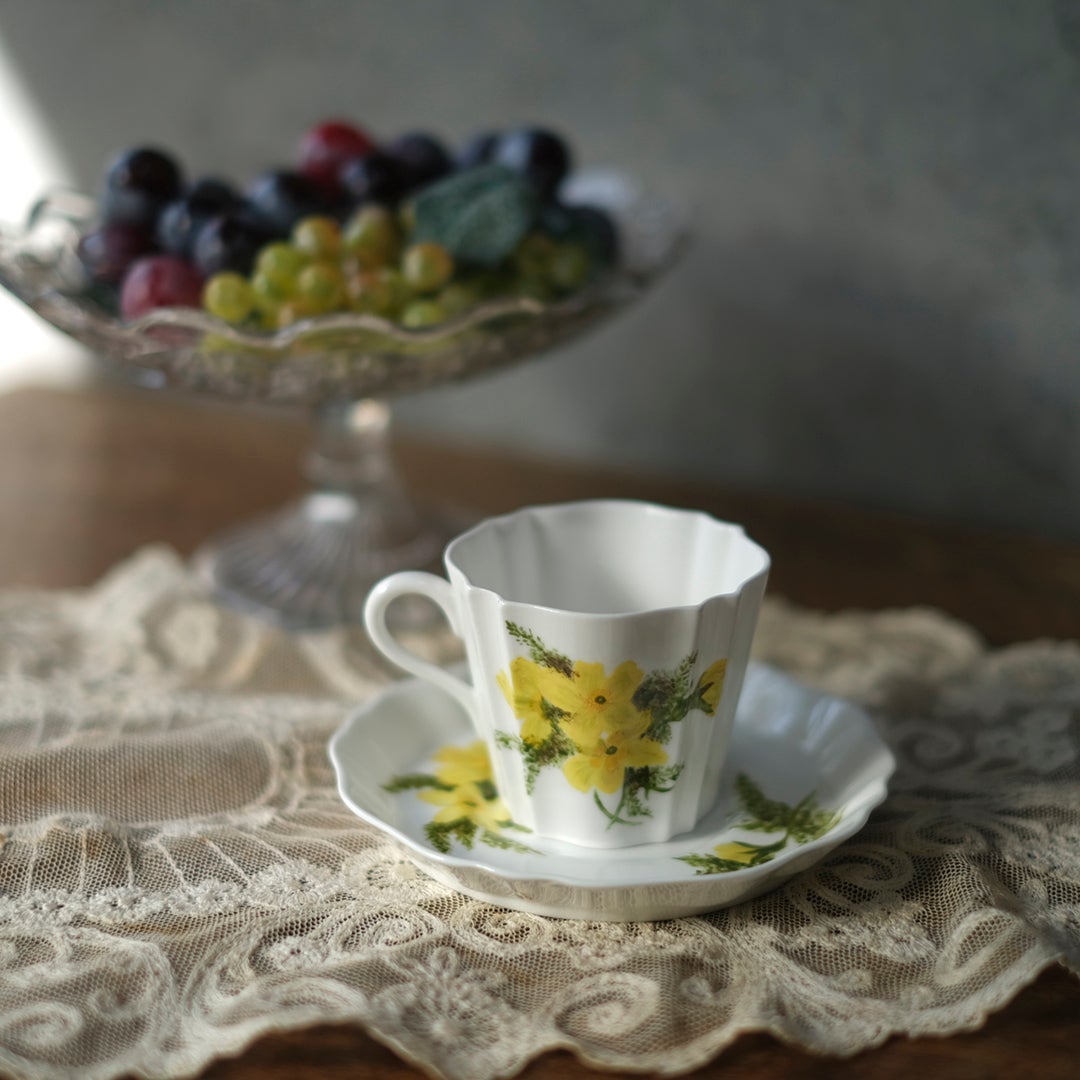 ウェッジウッド ヴィンテージ イエローワイルドフラワー柄 カップ＆ソーサー  ガラス器とのスタイリング