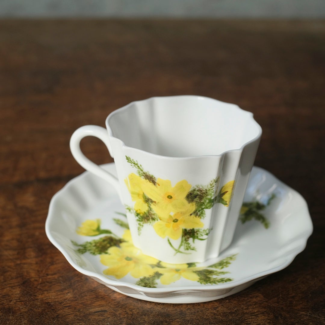 ウェッジウッド ヴィンテージ イエローワイルドフラワー柄 カップ＆ソーサー カップ正面 縦リブのフォルムと花柄のアップ