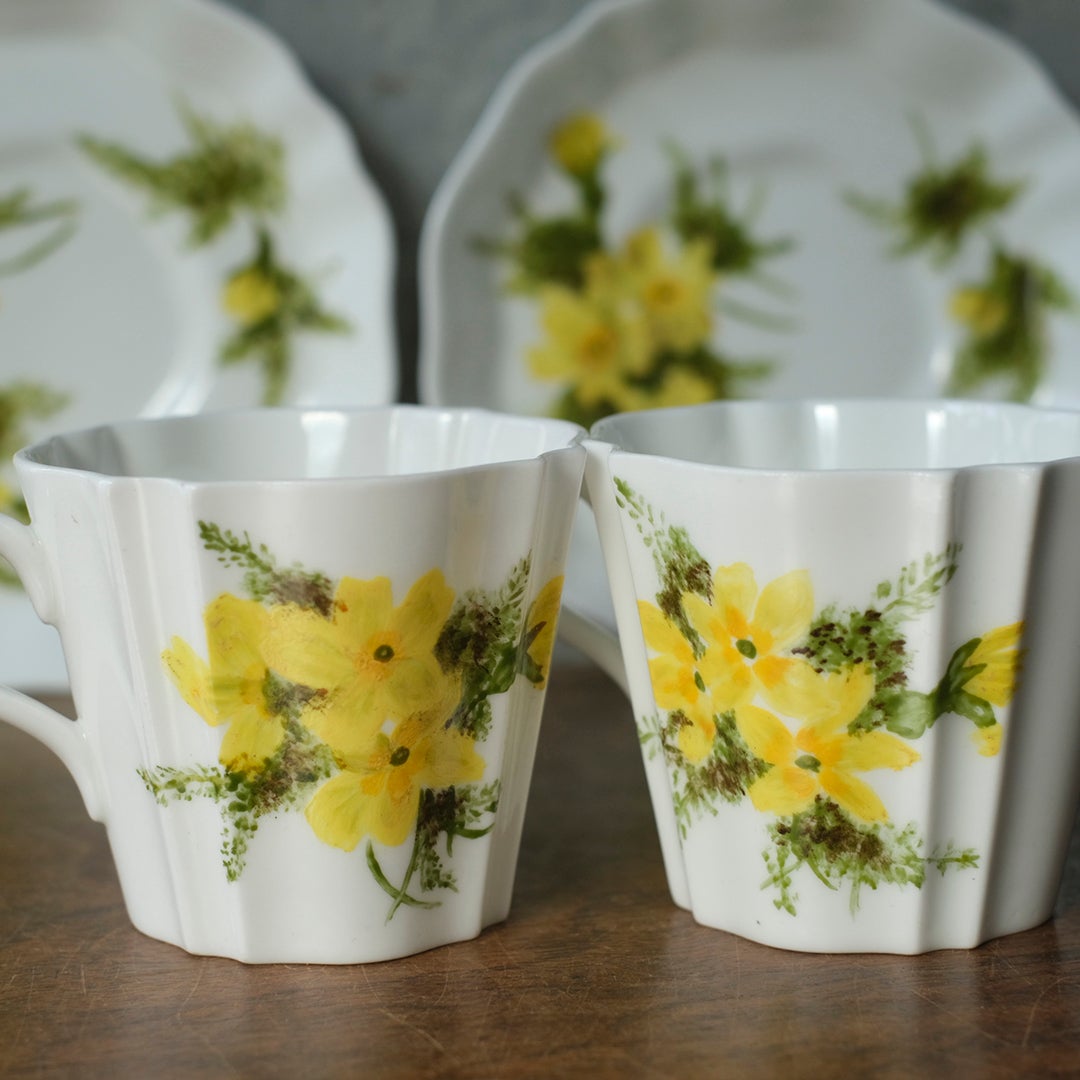 ウェッジウッド ヴィンテージ イエローワイルドフラワー柄 カップ＆ソーサー 2客並べた横からのアングル