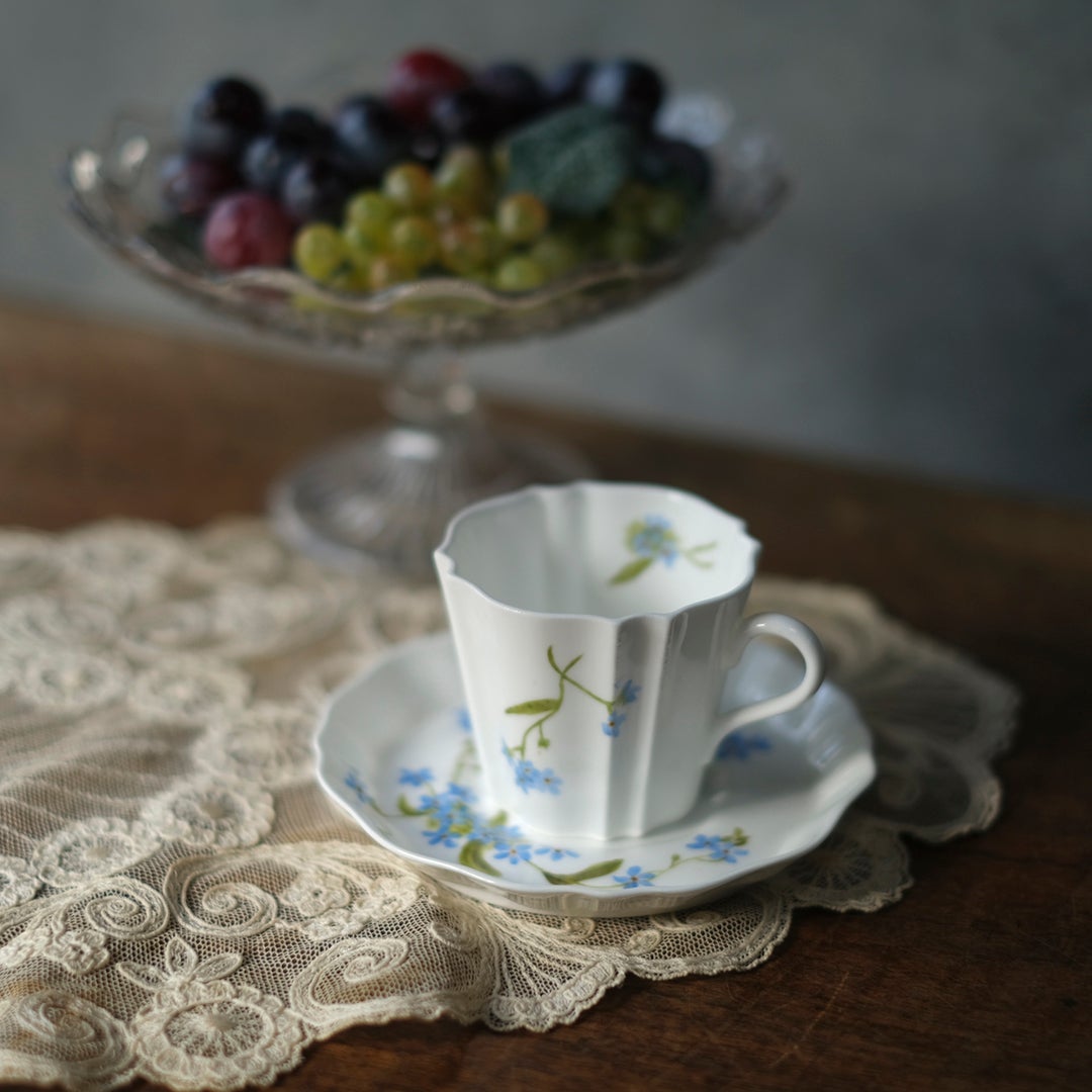 アンティーク ウェッジウッド カップ＆ソーサー ワスレナグサ柄 レースクロスの上に置かれた全体像